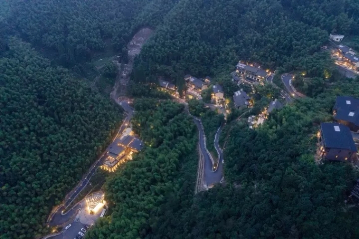 裸心堡采用了輕質(zhì)結構、符合山地的吊腳樓結構