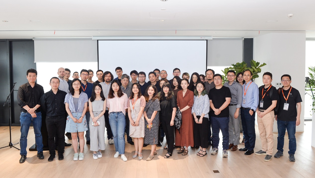 2018聯(lián)合畢業(yè)設計師生代表與評審嘉賓集體合影