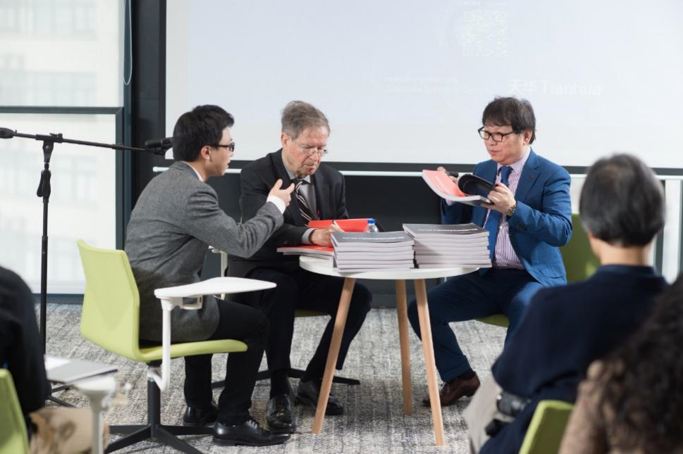 哈佛布斯克茨教授、楊丁亮老師與天華集團(tuán)總建筑師黃向明現(xiàn)場(chǎng)書籍簽發(fā)